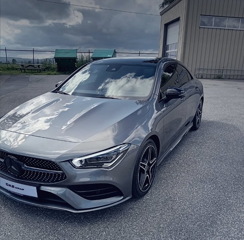 Grå Mercedes CLA utenfor verkstedet
